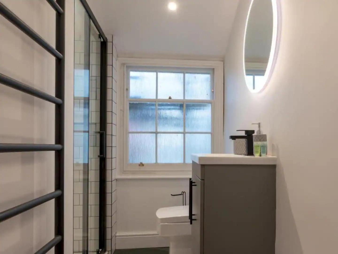 チェルトナム Pass The Keys Stylish Grade II Listed Houseヴィラ エクステリア 写真